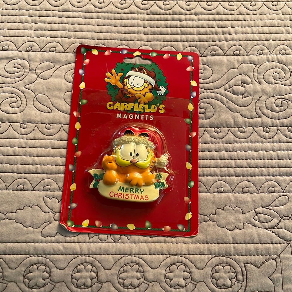 Garfield Christmas magnet.